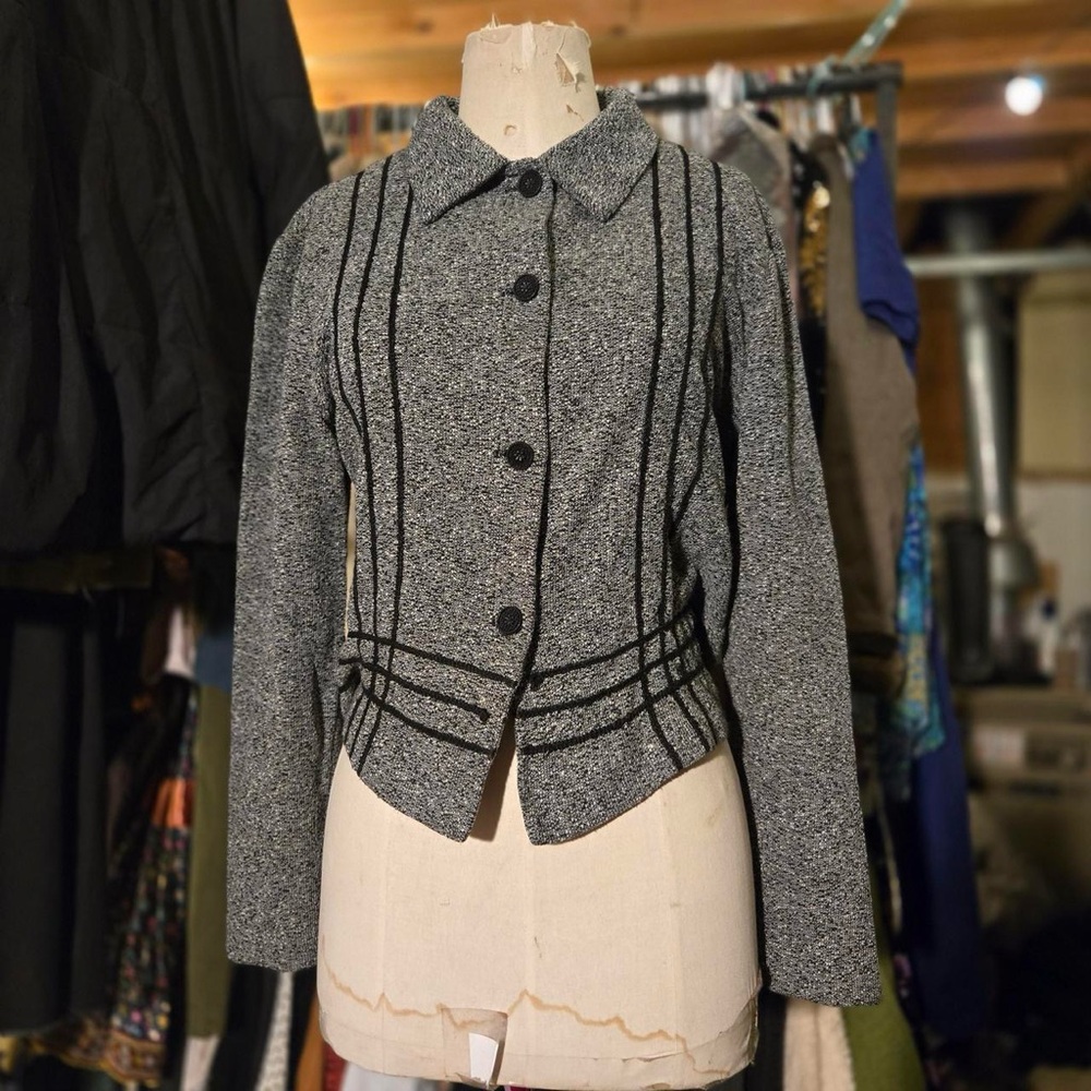 Gray Women's Jacket with Black Accents 😩